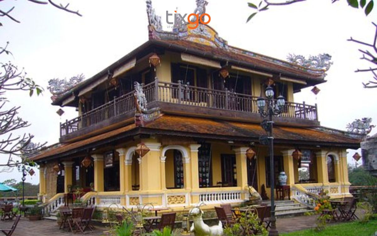 quán cafe đẹp ở huế Lầu Tứ Phương Vô Sự mang đậm nét kiến trúc cung đình lộng lẫy, bề thế.
