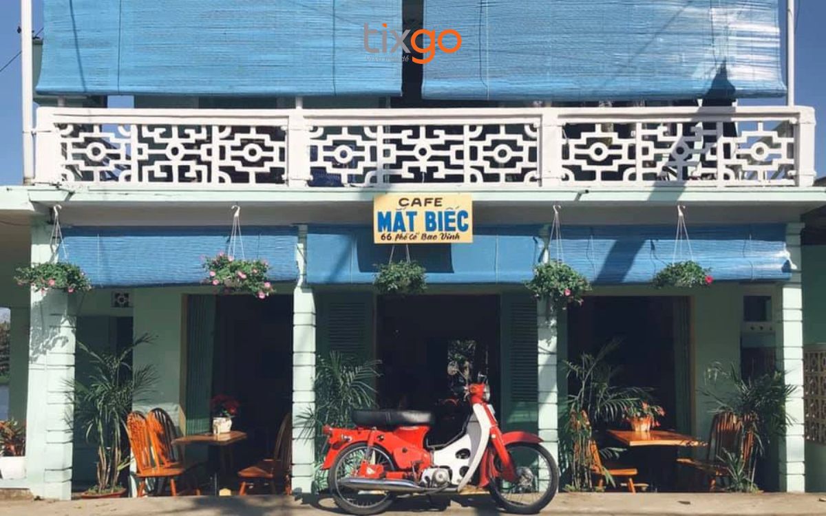 quán cafe đẹp ở huế Bảng hiệu hoài cổ quen thuộc của tiệm cà phê Mắt Biếc.