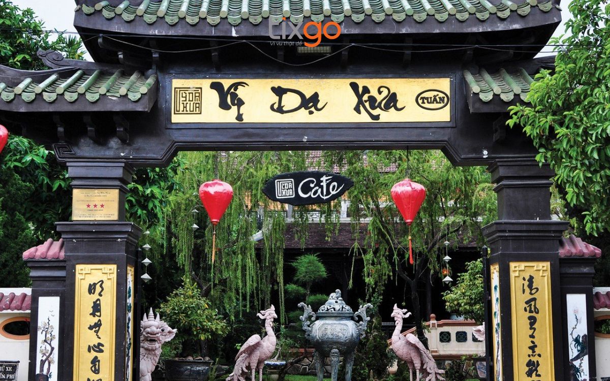 quán cafe đẹp ở huế Cổng tam quan bằng gỗ cực kỳ hoành tráng của nhà hàng - cafe Vỹ Dạ Xưa.