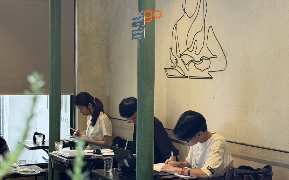 quán cafe đẹp ở huế Không gian bên trong ngập tràn ánh sáng tự nhiên với nội thất gỗ mộc mạc.