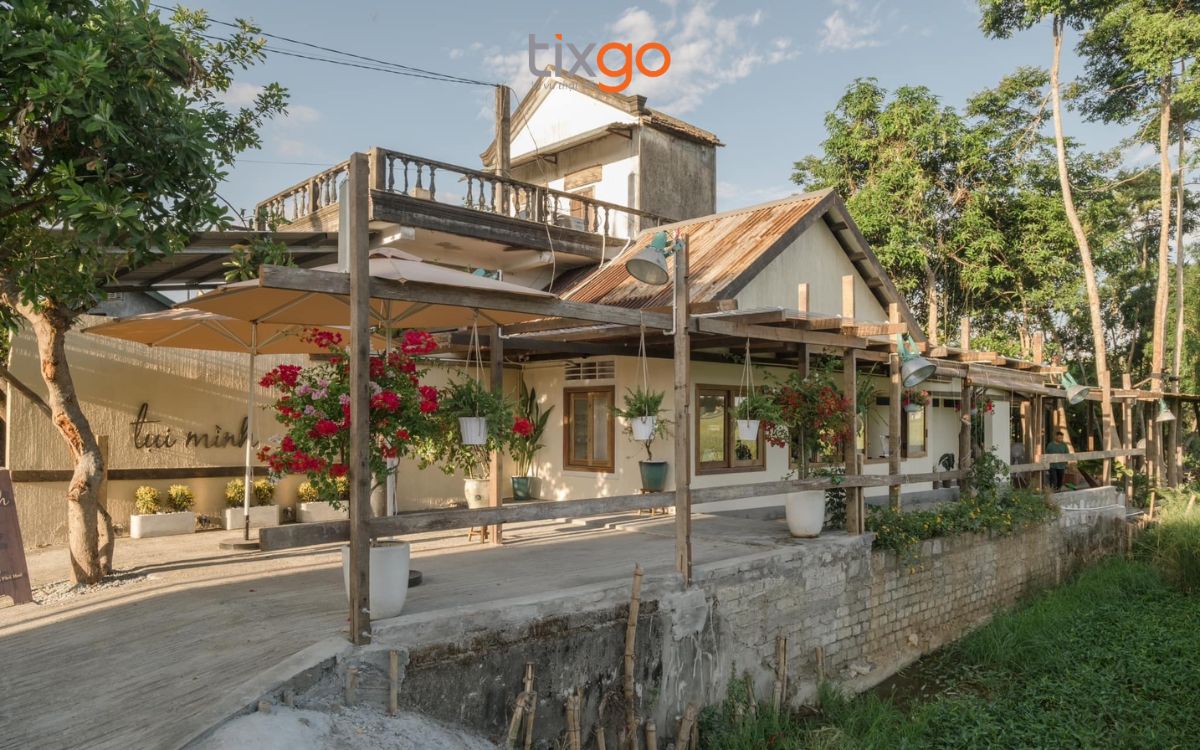 quán cafe đẹp ở huế Ngôi nhà mang kiến trúc cổ điển với khoảng sân vườn rộng rãi, bình yên.