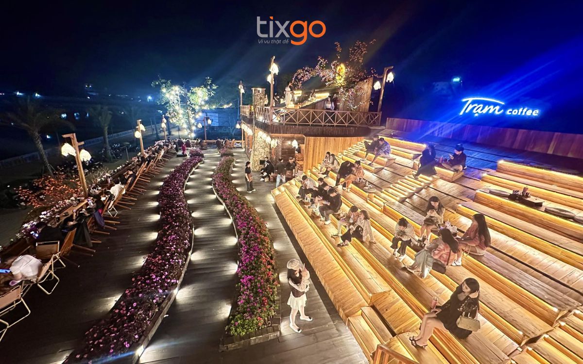 quán cafe đẹp ở huế Khu vực chỗ ngồi bậc thang ngoài trời vô cùng rộng lớn và lung linh khi đêm xuống.