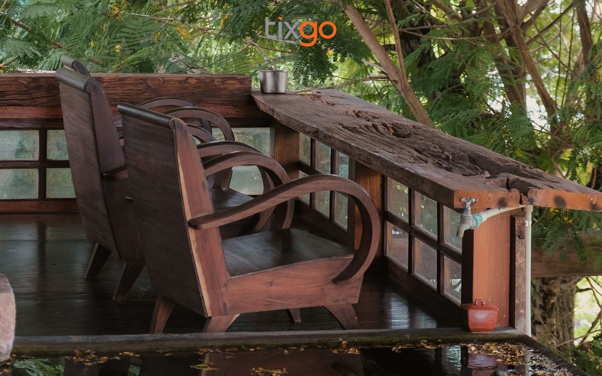 quán cafe đẹp ở huế Góc ban công bằng gỗ tối màu mang lại cảm giác hoài cổ và thư giãn.
