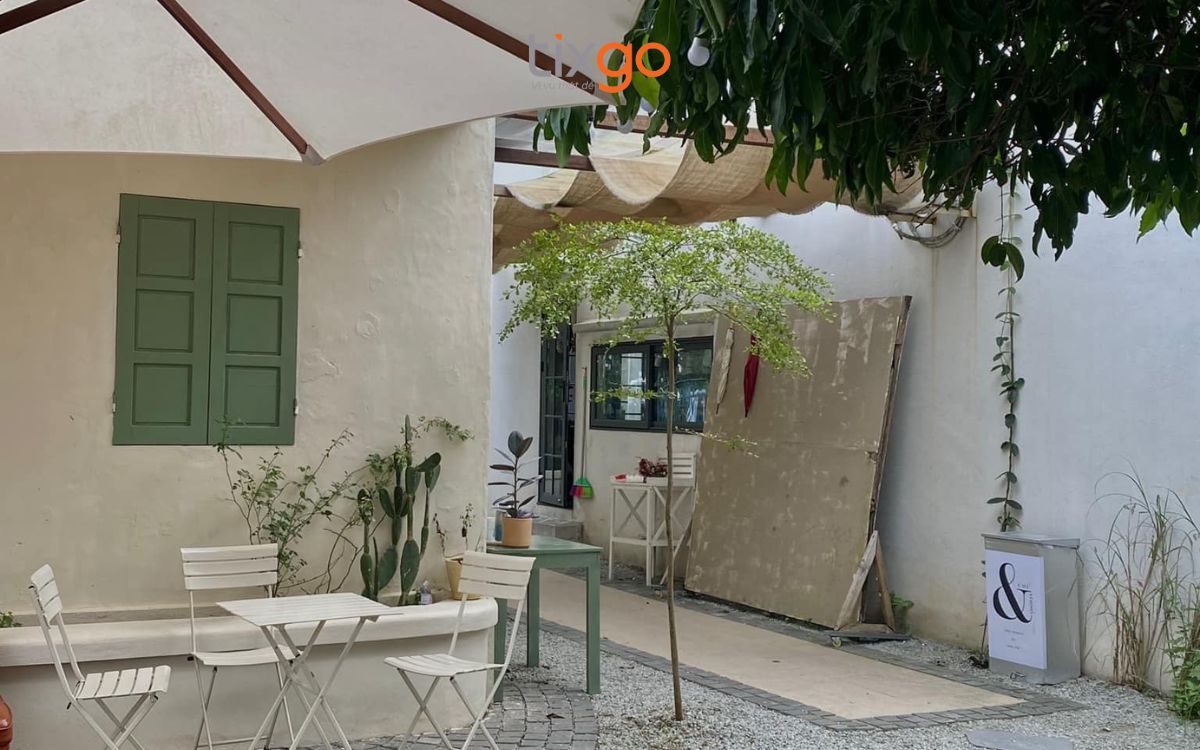 quán cafe đẹp ở huế Mặt tiền tối giản mang tone trắng - xanh thanh lịch tựa như một studio nghệ thuật.