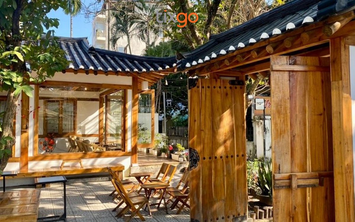 quán cafe đẹp ở huế Quán cà phê mang đậm dấu ấn kiến trúc nhà Hanok truyền thống của Hàn Quốc.