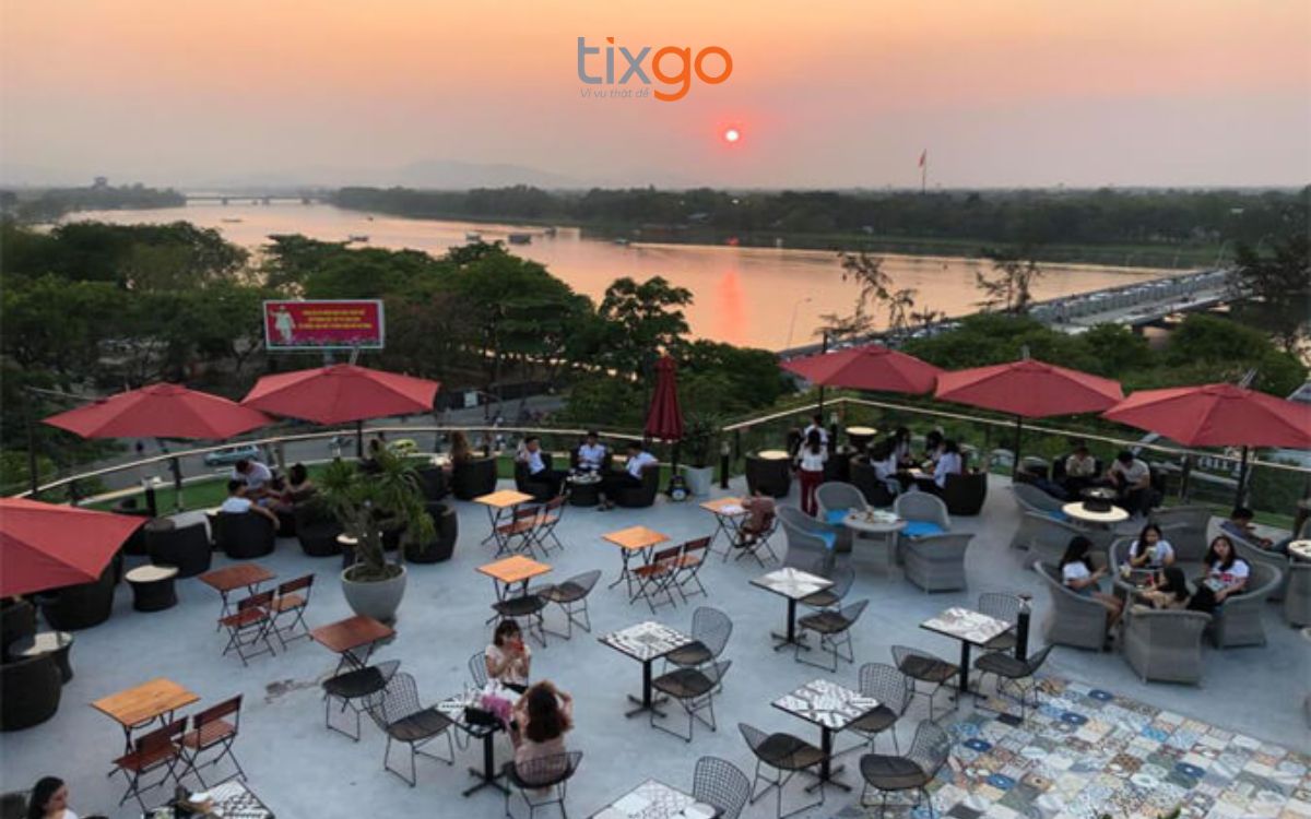 quán cafe đẹp ở huế Tầm nhìn tuyệt đẹp bao quát toàn cảnh dòng sông lộng gió lúc hoàng hôn.