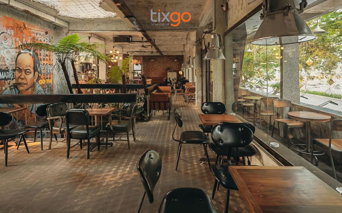 quán cafe đẹp ở huế Không gian mang hơi hướng công nghiệp (industrial) bụi bặm và phá cách.