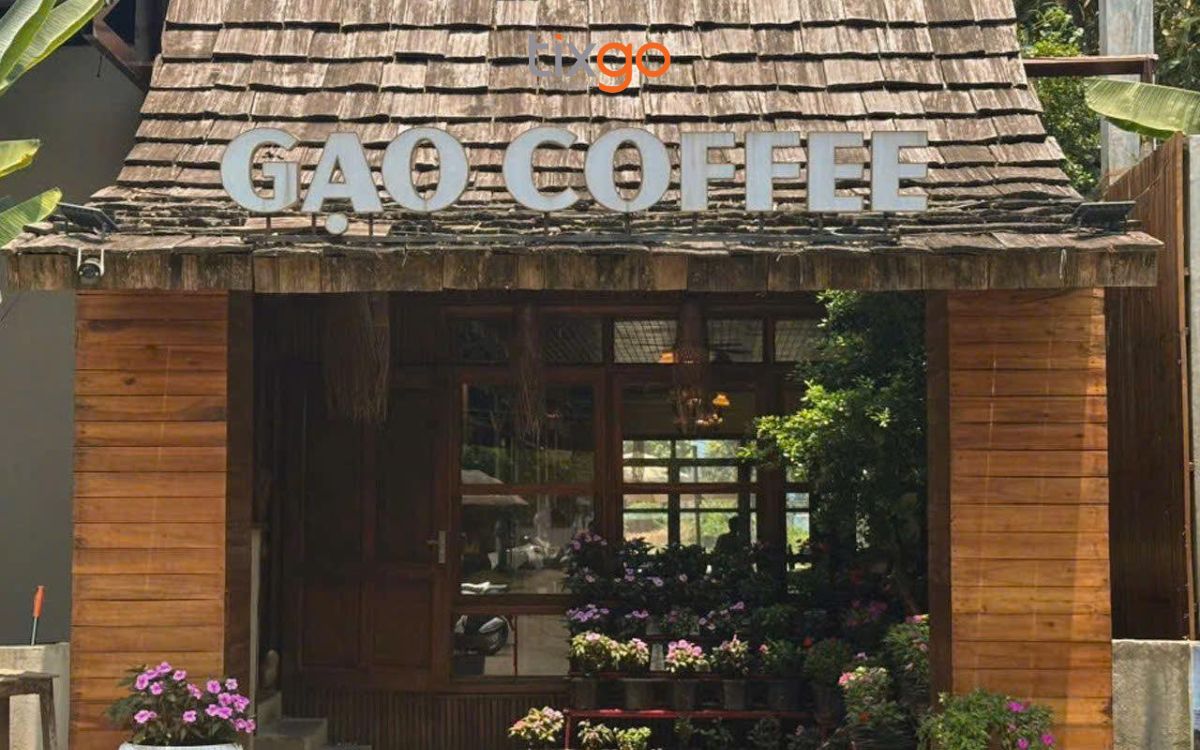 quán cafe đẹp ở huế Khung cửa sổ kính hiện đại, xinh xắn của tiệm Gạo Coffee.