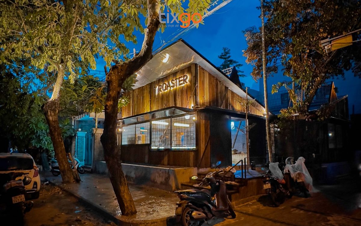 quán cafe đẹp ở huế T Roaster - Kiến trúc nhà gỗ độc đáo, rực sáng ánh đèn vàng ấm áp giữa đêm.