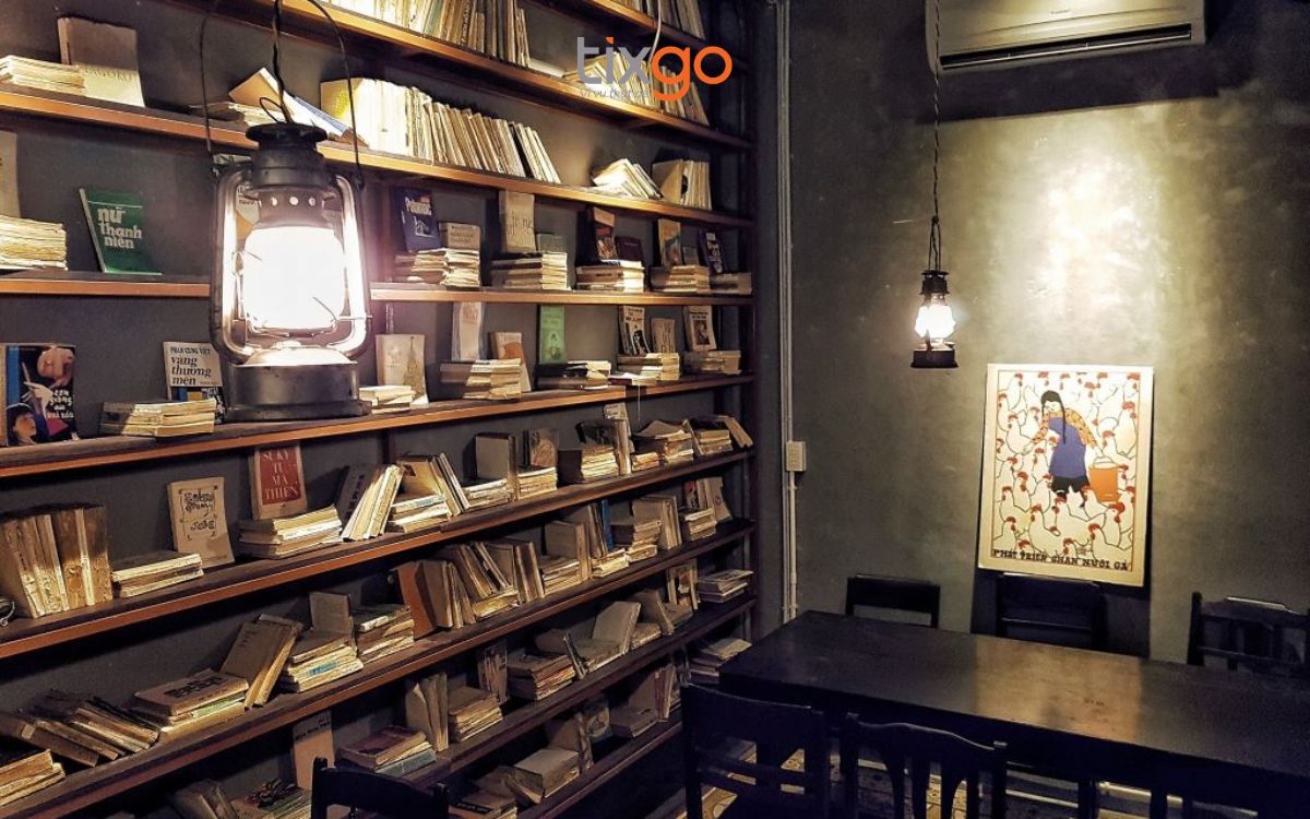 quán cafe đẹp ở huế Góc tĩnh lặng với kệ sách gỗ khổng lồ dành cho những tâm hồn yêu đọc sách.
