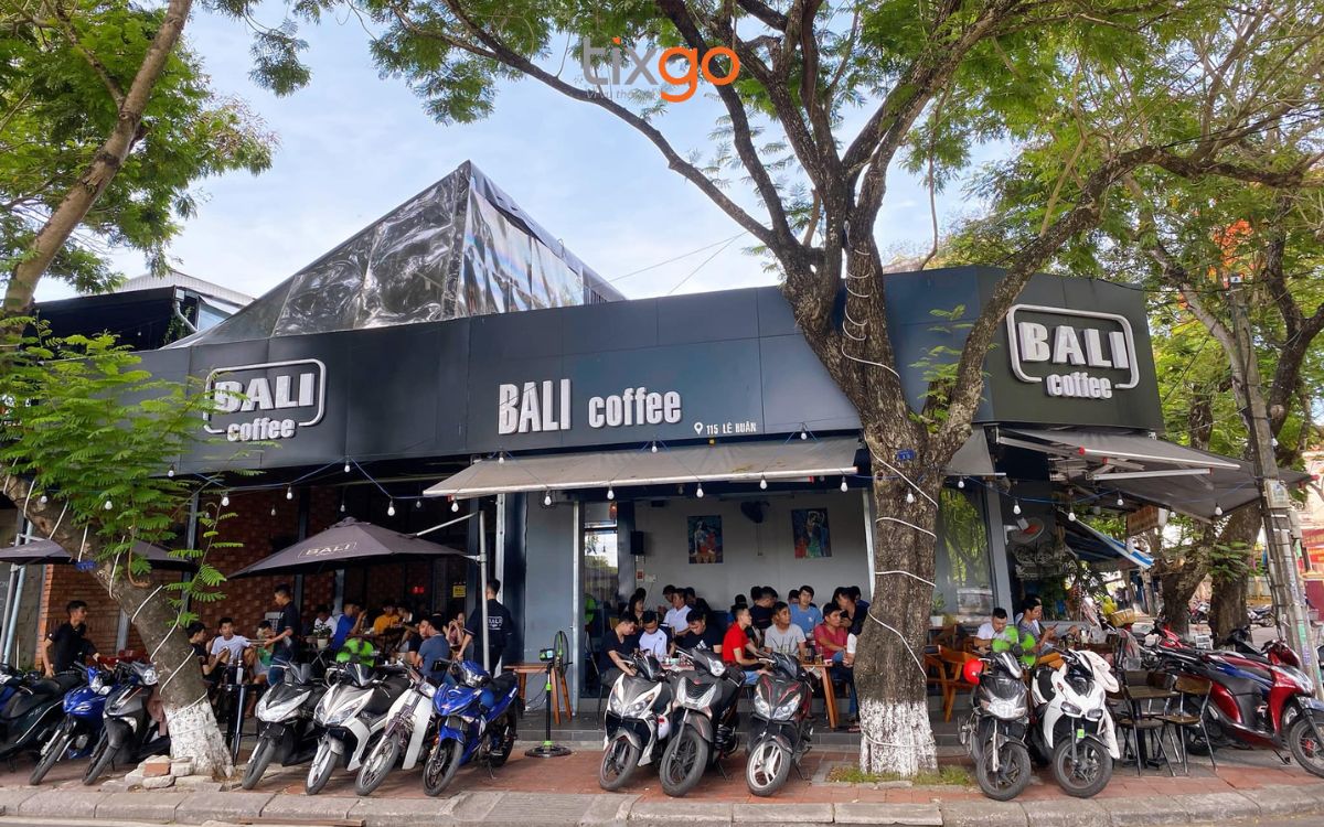 quán cafe đẹp ở huế Mặt tiền nhộn nhịp, sầm uất của thương hiệu Bali Coffee nằm ngay góc phố.