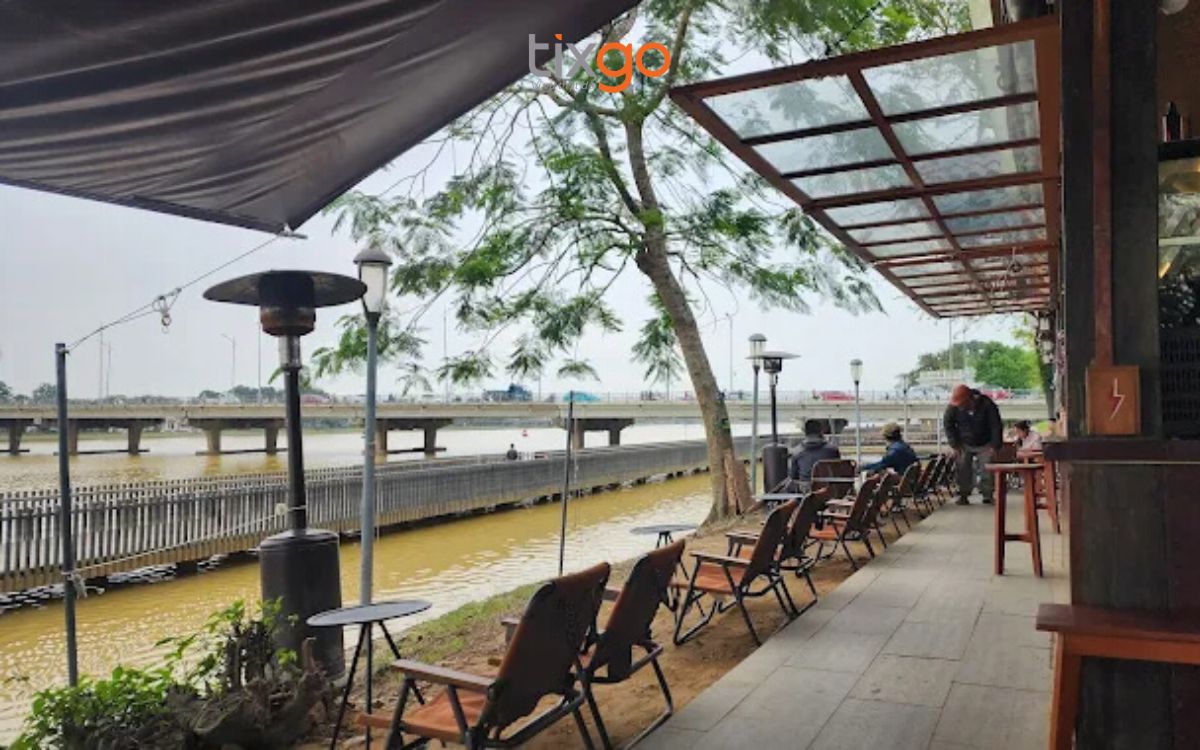 quán cafe đẹp ở huế Dãy ghế ngồi dọc theo bờ sông giúp thực khách tận hưởng bầu không khí cực kỳ thoáng đãng.