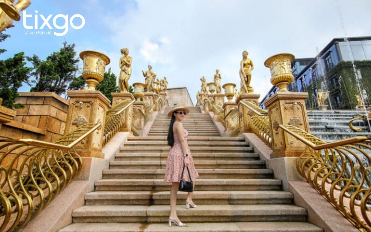 Tạo dáng chụp ảnh ở Bà Nà Hills tại Thác Thần Mặt Trời Tạo dáng chụp ảnh ở Bà Nà Hills tại Thác Thần Mặt Trời