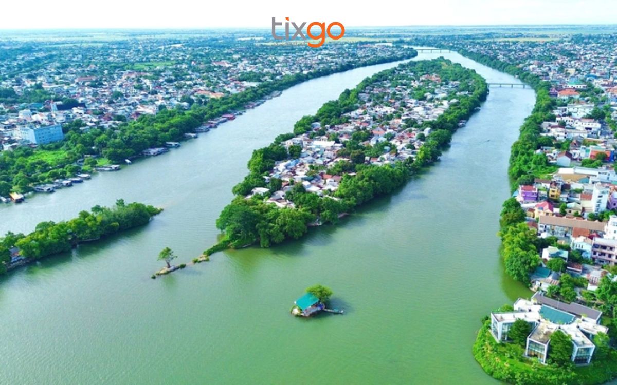 Dải lụa xanh Hương Giang hiền hòa ôm trọn lấy cồn Hến tĩnh lặng.