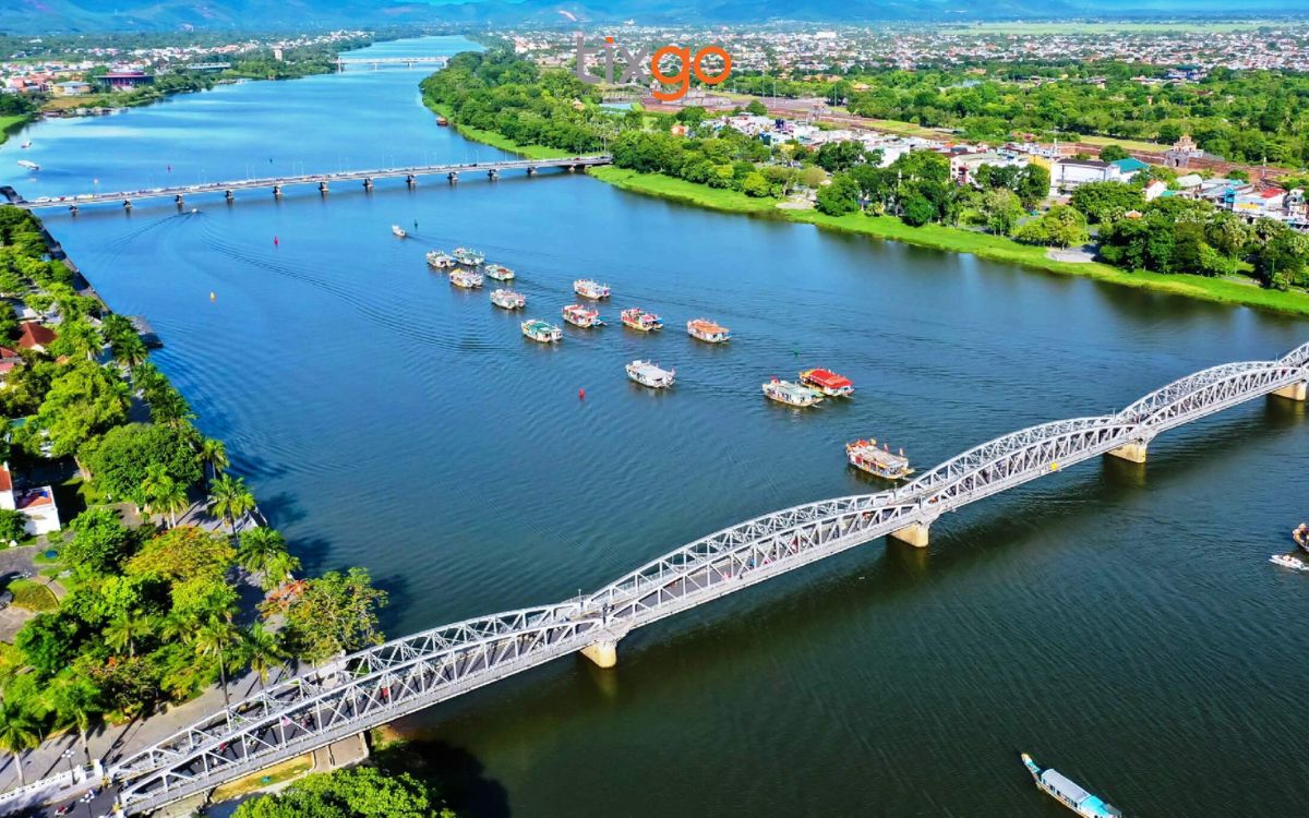 Dòng Hương Giang êm đềm gắn liền với bề dày lịch sử của vùng đất Thuận Hóa.