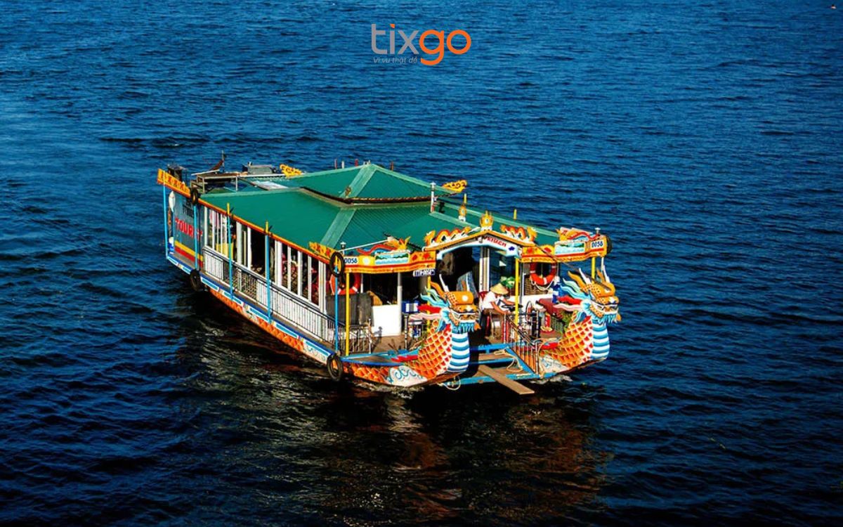 Trải nghiệm đi thuyền rồng ngắm cảnh sông nước bao la, hữu tình.