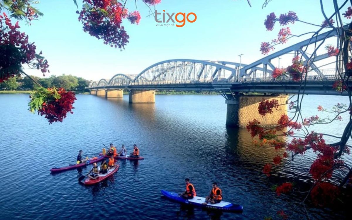 Chèo SUP len lỏi qua các nhịp cầu là trải nghiệm thể thao cực kỳ thú vị.