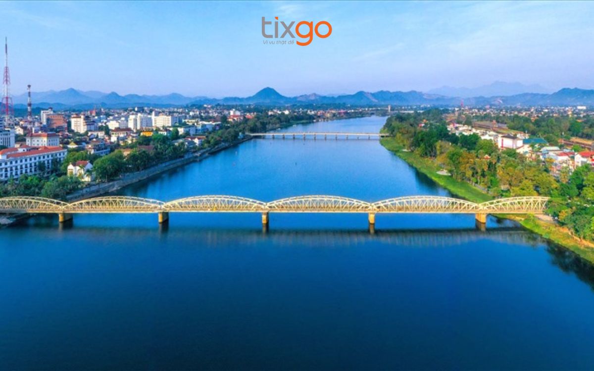 Cầu Trường Tiền - Biểu tượng lịch sử bất diệt với sáu nhịp dầm vành lược.