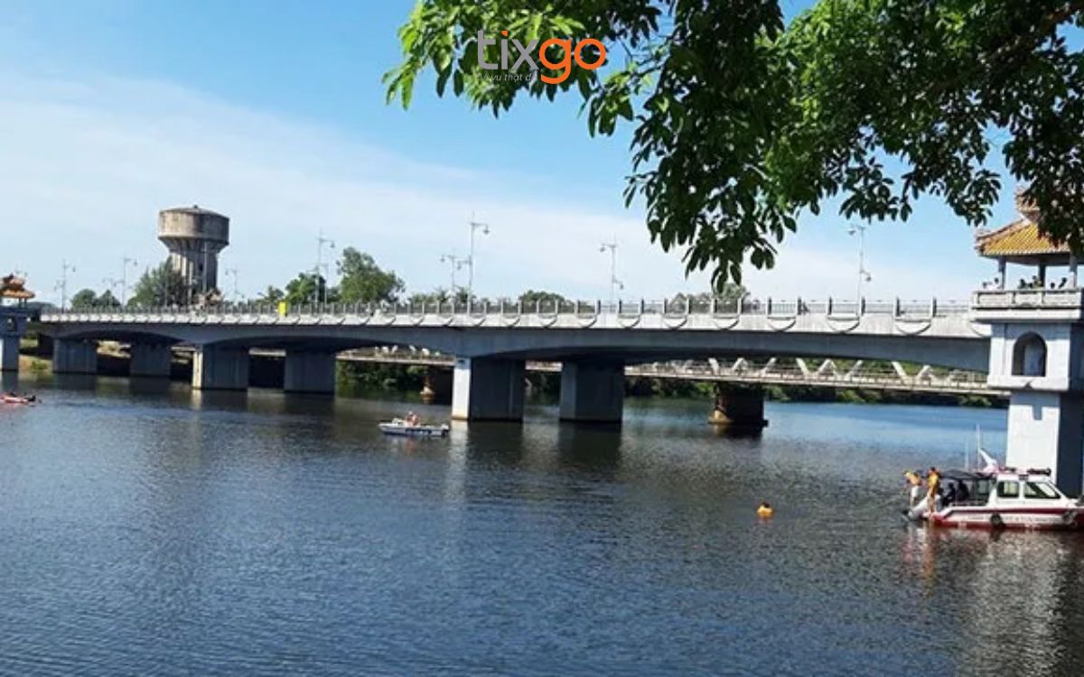 Cầu Phú Xuân rộng rãi, đóng vai trò trục giao thông huyết mạch kết nối đôi bờ.