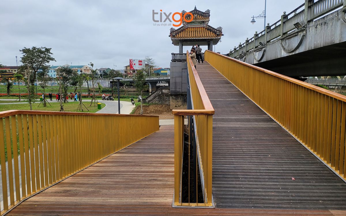 Lối đi bộ và lầu vọng cảnh mang đậm nét kiến trúc cung đình trên cầu Dã Viên.