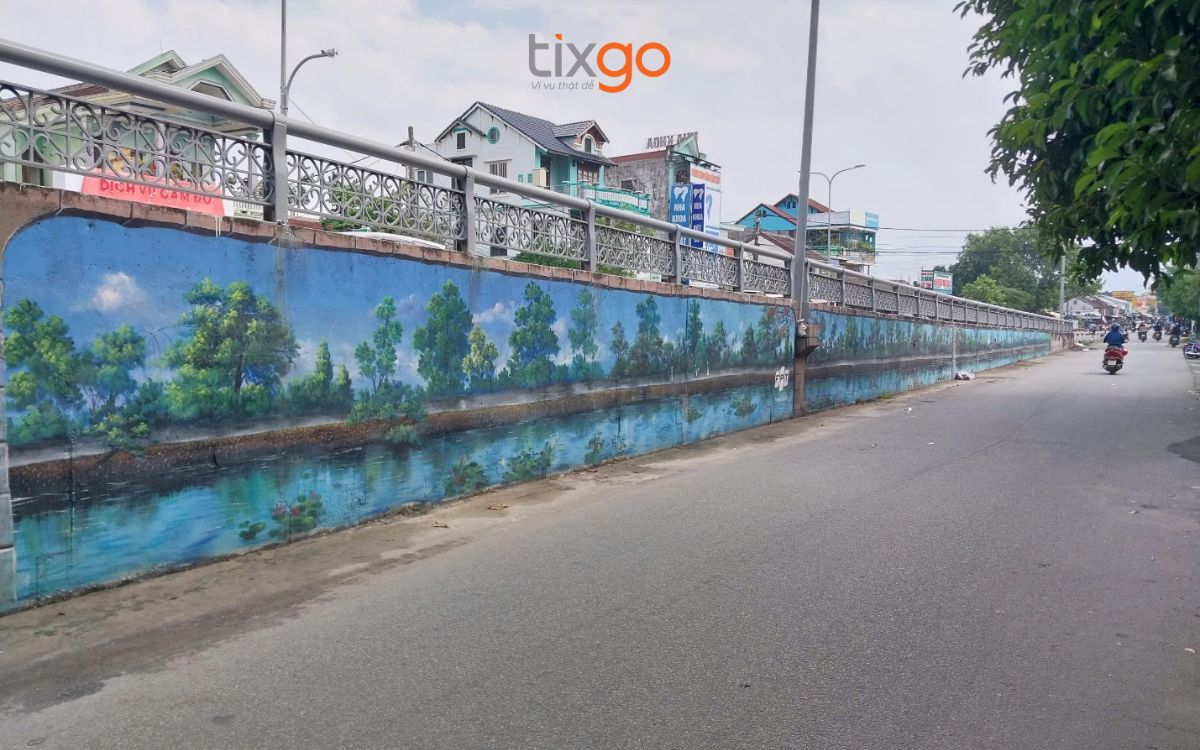 Bức tranh bích họa sinh động trên tuyến đường dẫn qua khu vực Chợ Dinh.