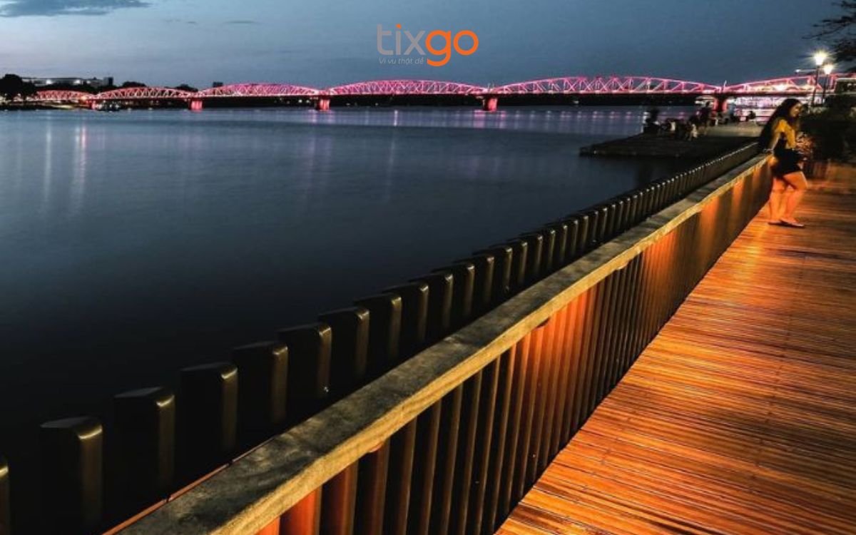 Tuyến đường lát gỗ lim ven bờ Nam là điểm tản bộ ngắm cảnh cực kỳ đẳng cấp.
