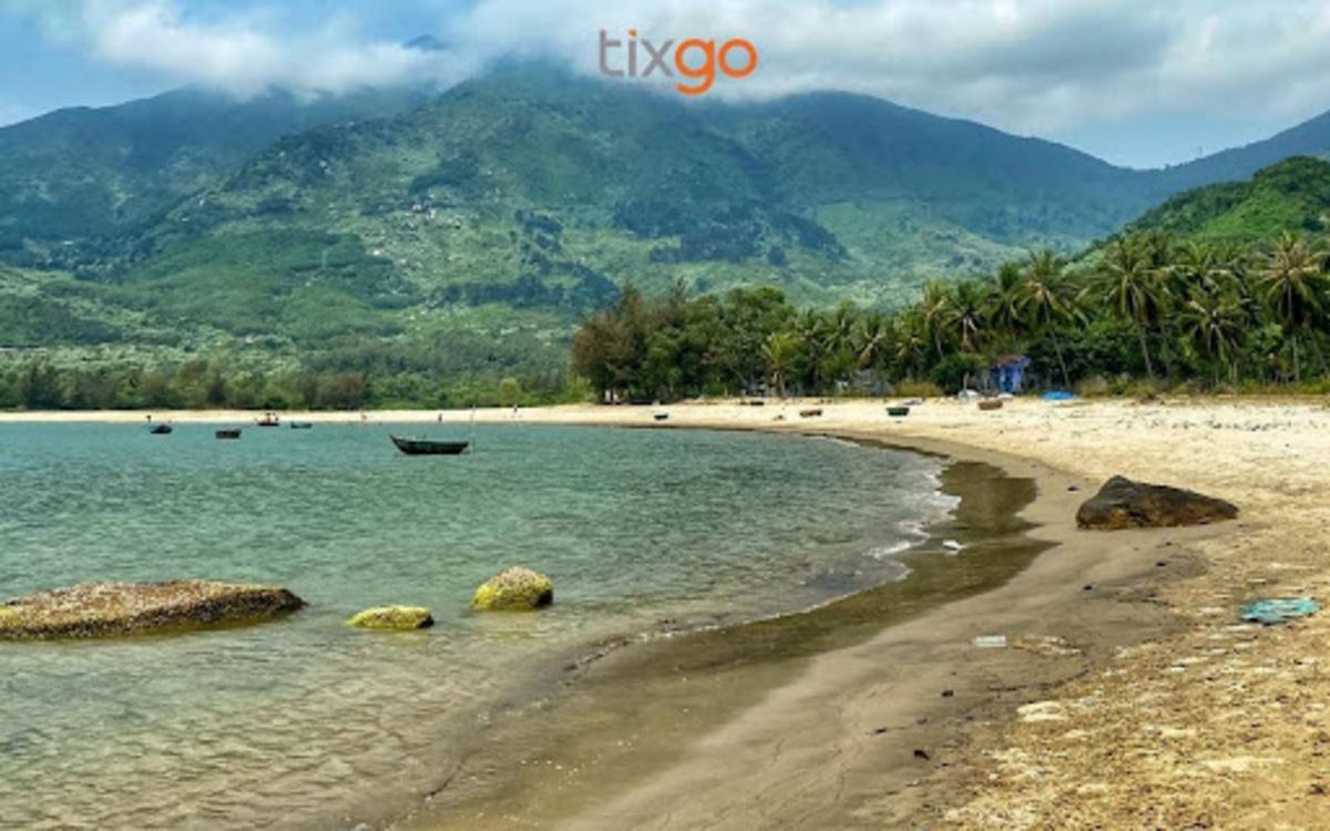 Vẻ đẹp yên bình của bãi biển Làng Vân