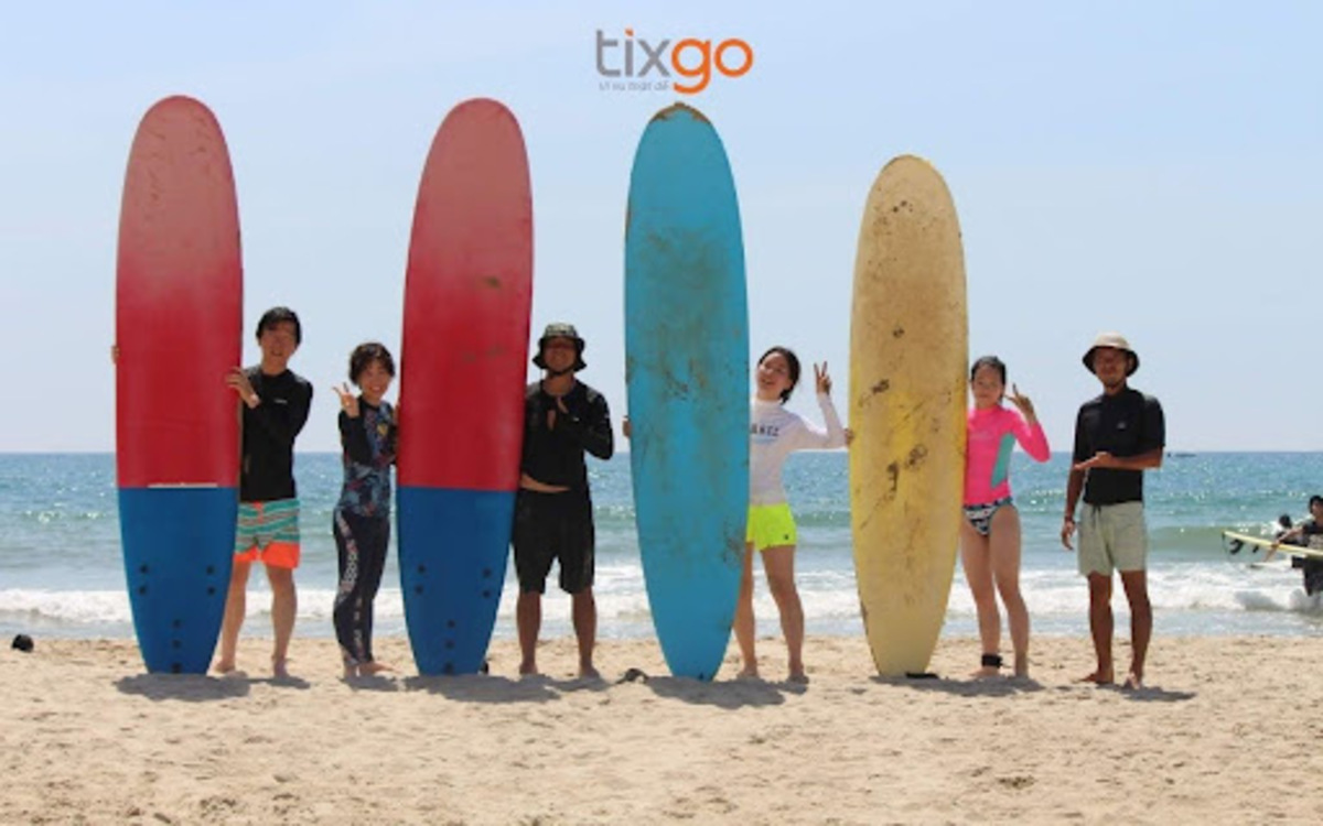 Trải nghiệm lướt sóng tại bãi biển Đà nẵng