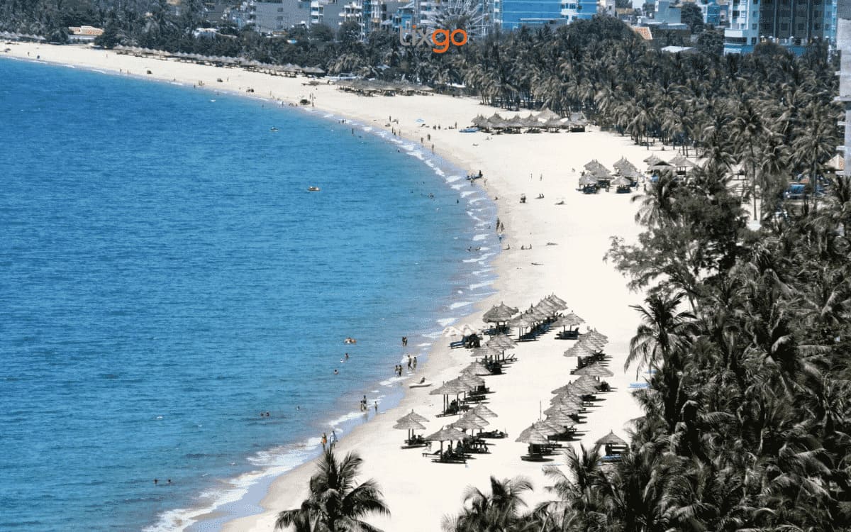 Tắm biển Mỹ Khê khi du lịch Đà Nẵng tháng 5