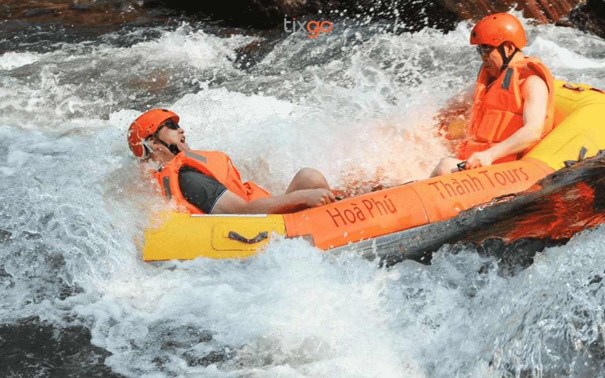 Trượt thác khi du lịch Đà Nẵng tháng 5