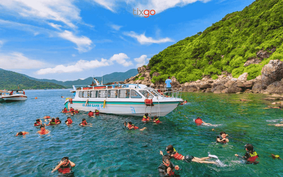 Du lịch Đà Nẵng tháng 6 lặn ngắm san hô