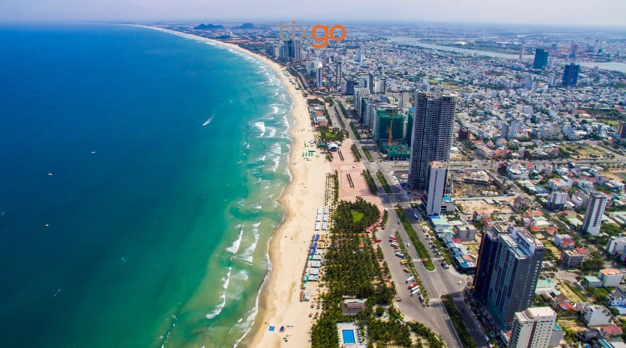 Bãi biển Mỹ Khê với làn nước xanh ngọc đẹp mắt