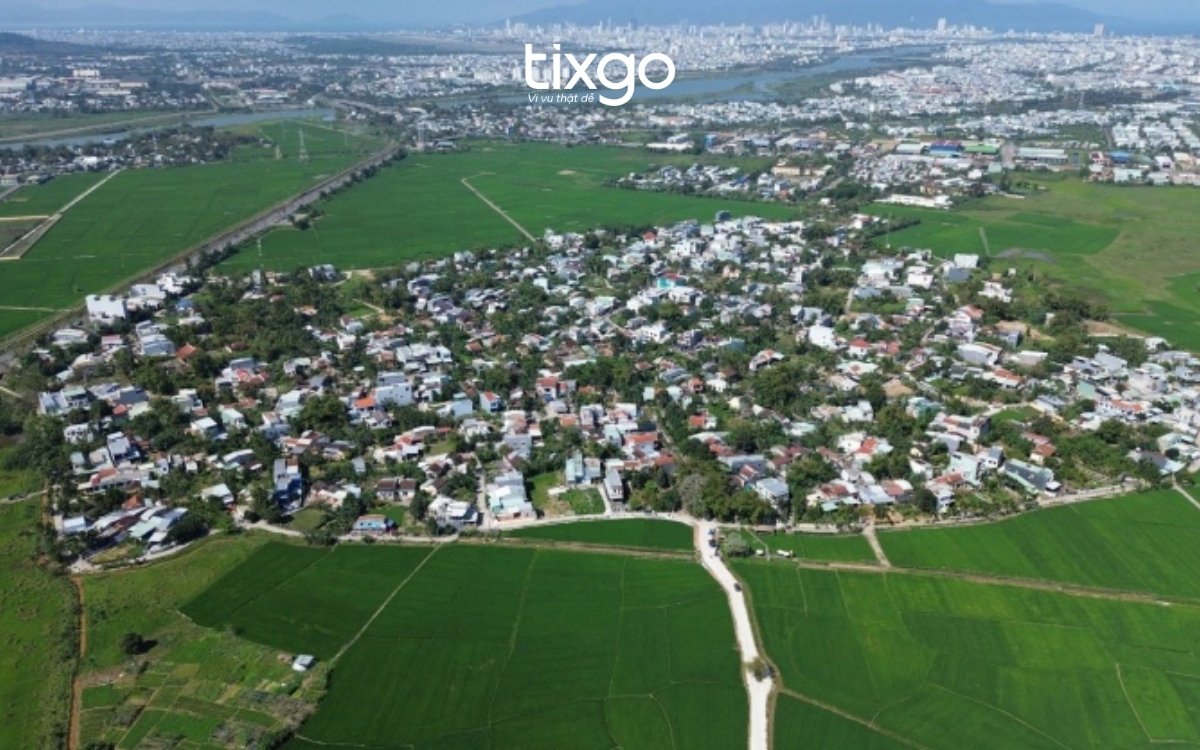 Làng cổ Phong Nam được tách ra bởi dòng sông Cầu Đỏ