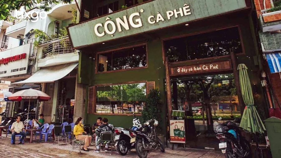 Nhâm nhi ly cà phê tại Cộng Cà Phê khi tham quan Đà Nẵng 1 ngày