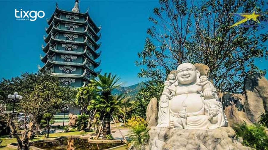Lễ phật tại Chùa Linh Ứng Ngũ Hành Sơn - 1 trong 3 tam giác linh thiêng