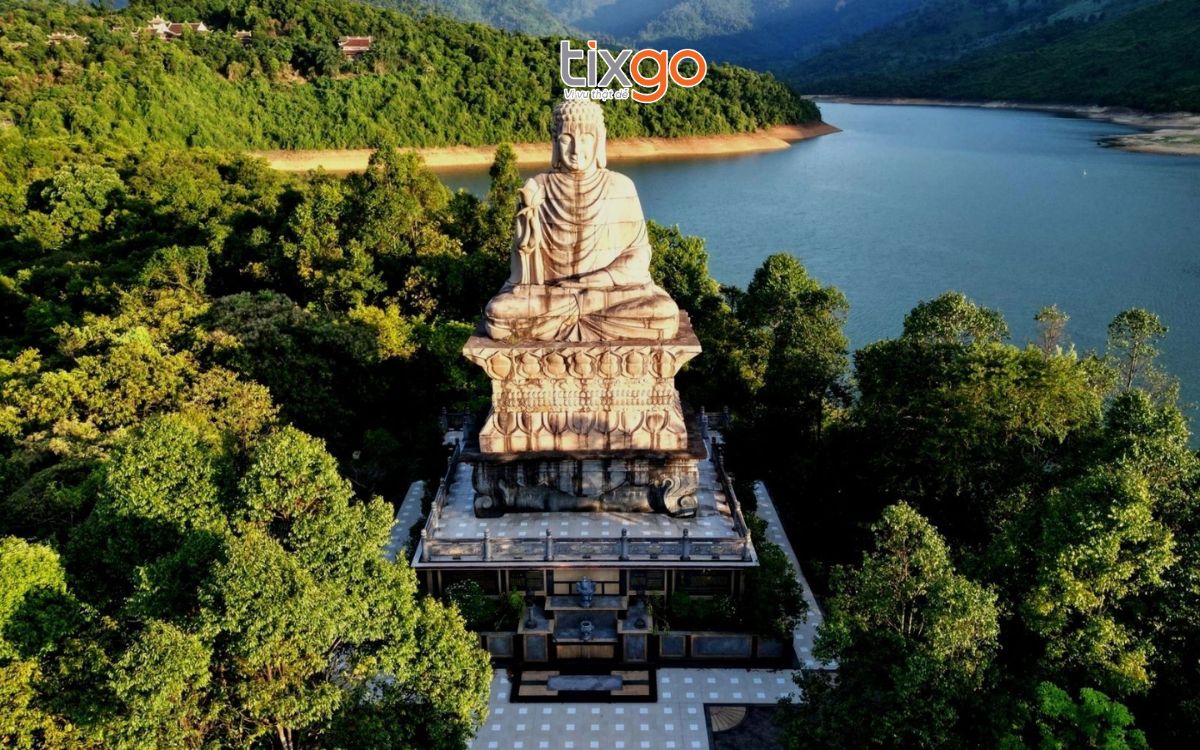 Tượng Phật Thích Ca lộ thiên uy nghiêm cao 24m