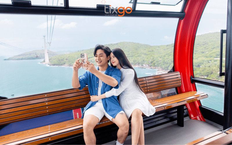 Chụp ảnh sống ảo trên cáp treo Hòn Thơm lãng mạn 
