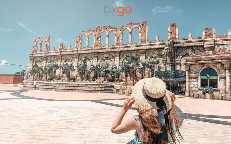 Diện trang phục đi Phú Quốc phong cách với set váy hai dây 