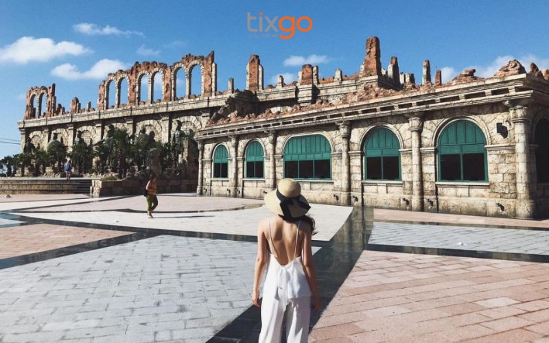 Set linen trắng hở lưng quyến rũ cũng là một lựa chọn của nhiều du khách nữ