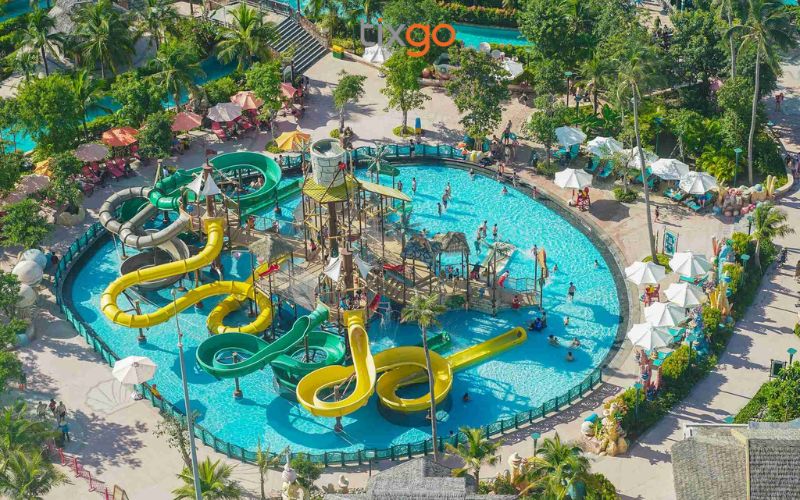 Khu làn trượt ống Aquatopia là góc check-in tuyệt vời cho những bộ outfit sắc màu rực rỡ