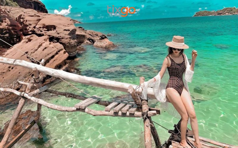 Áo tắm phối áo khoác ren lưới là trang phục đi Phú Quốc thích hợp để check - in