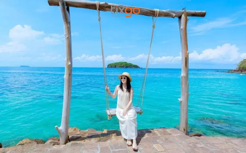 Tạo dáng chụp ảnh trên xích đu tại bãi biển Hòn Thơm
