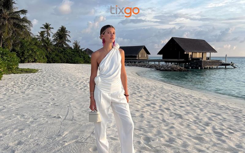 Ấn tượng với trang phục sang trọng bên bờ biển