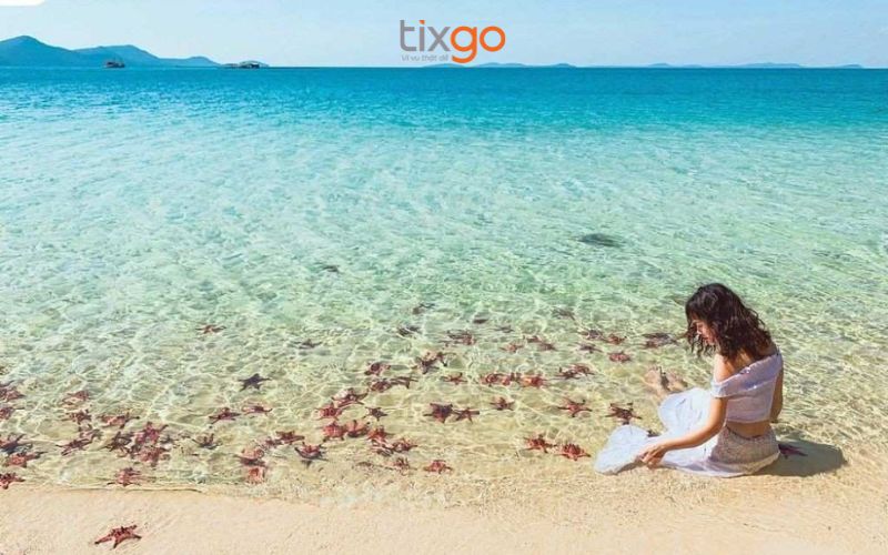 Set váy trắng trễ vai "nàng thơ" đẹp lung linh với sao biển 