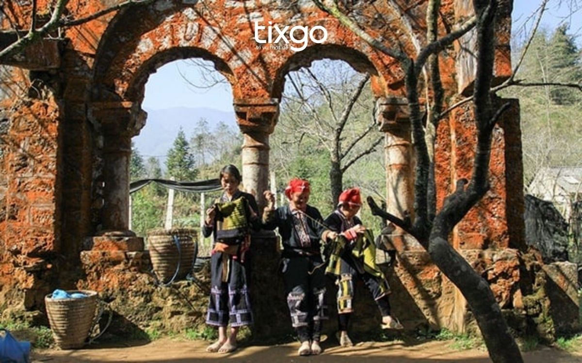 Bức tường rêu cam tại Tu viện cổ Sapa Bức tường rêu cam tại Tu viện cổ Sapa