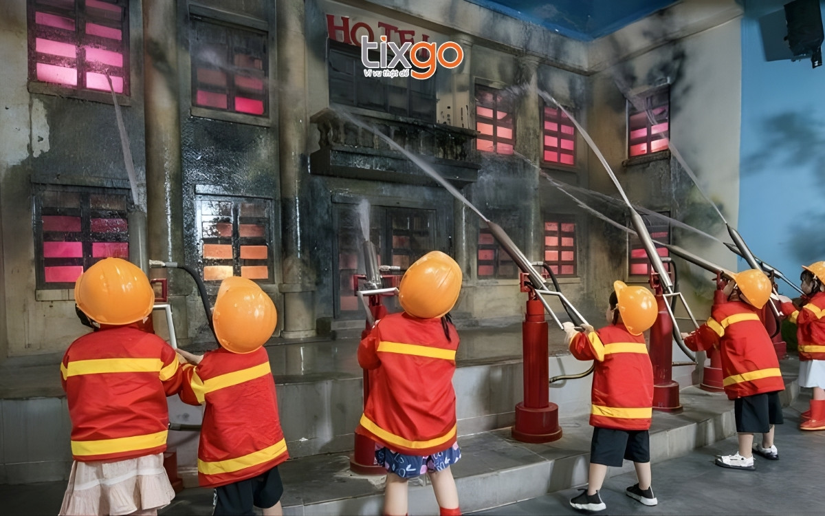 Hóa thân thành các chiến sĩ nhí tại sở cứu hỏa ở khu vui chơi VinKE