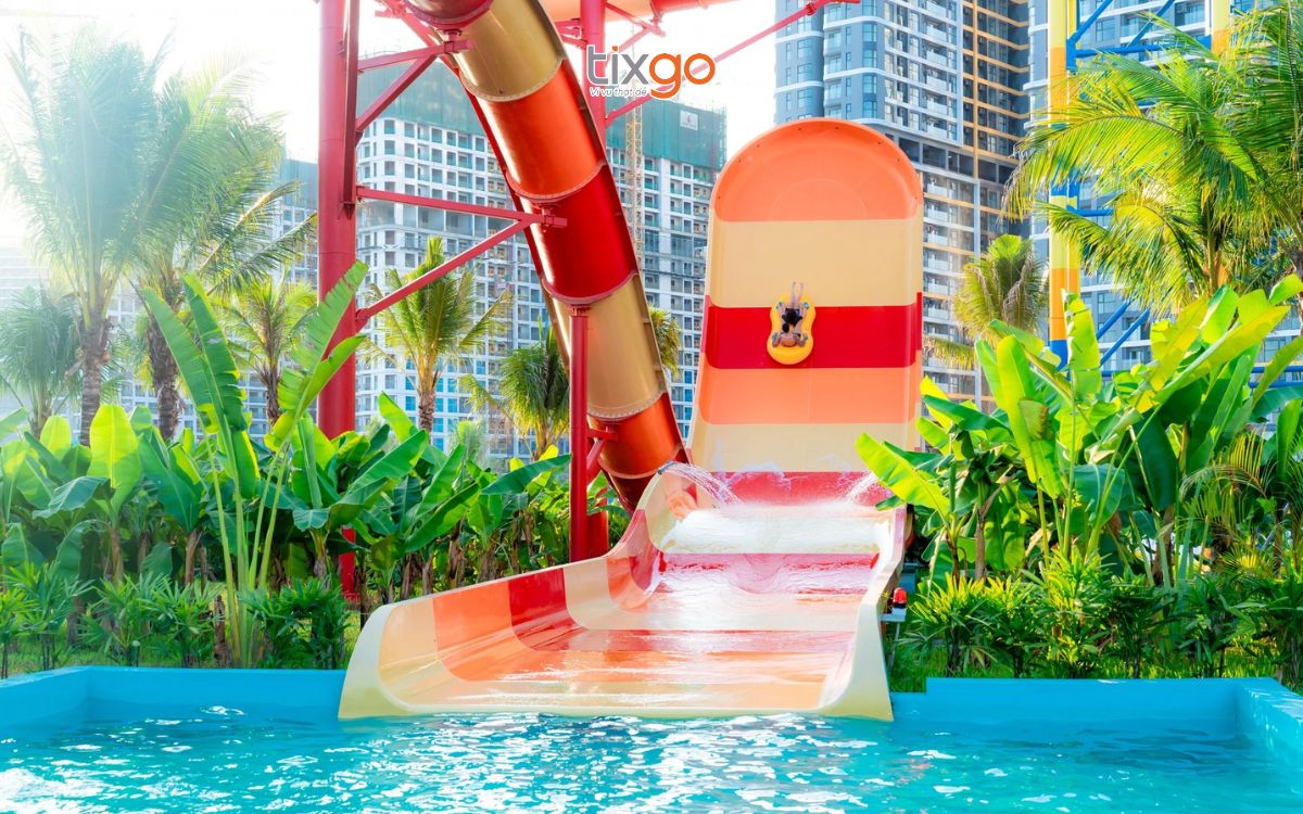 Vui đùa thỏa thích với những con sóng từ êm dịu đến dữ dội tại Vịnh Sóng Thần 