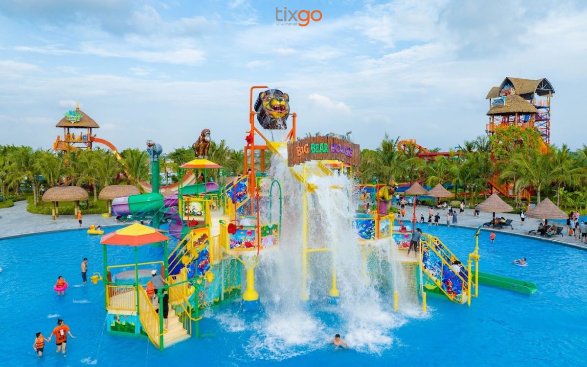 Trẻ em vui chơi ở công viên nước ngoài trời 