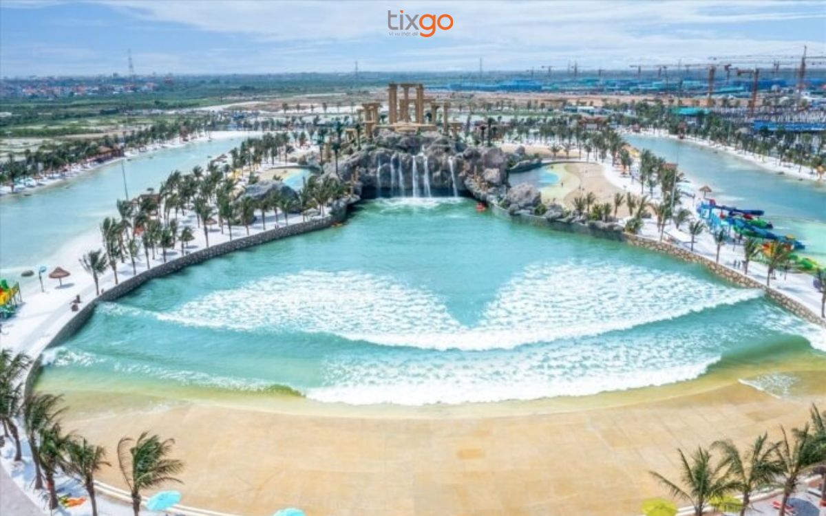 Bể tạo sóng nhân tạo là điểm vui chơi không thể bỏ qua