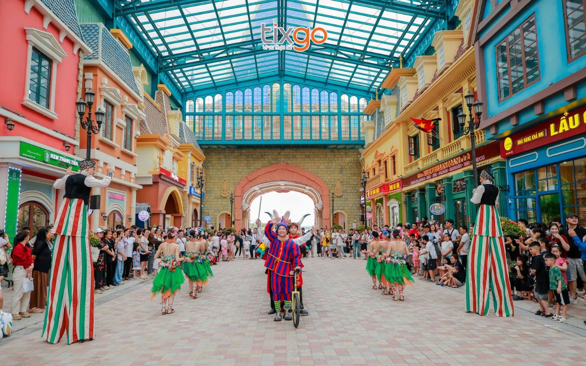 Du khách trải nghiệm phố thương mại đại lộ Hoàng gia rộng hơn 2 ha